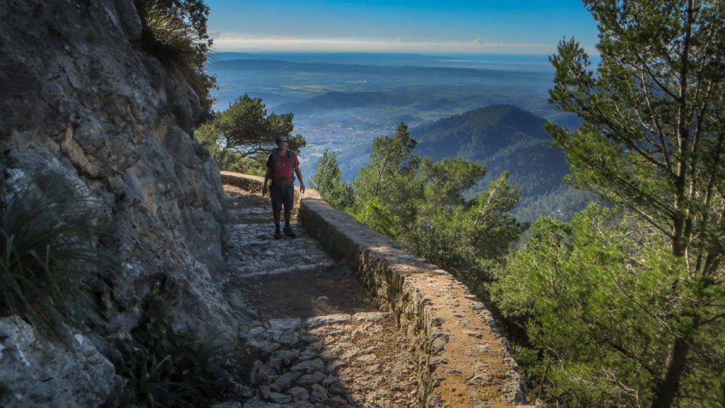 Stenstig på väg längsklippan Alaro.