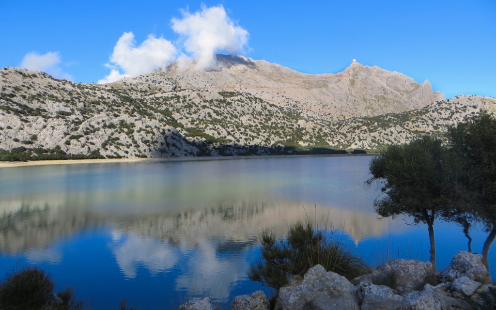 Cuberdammen med bland annat Puig Major i bakgrunden.