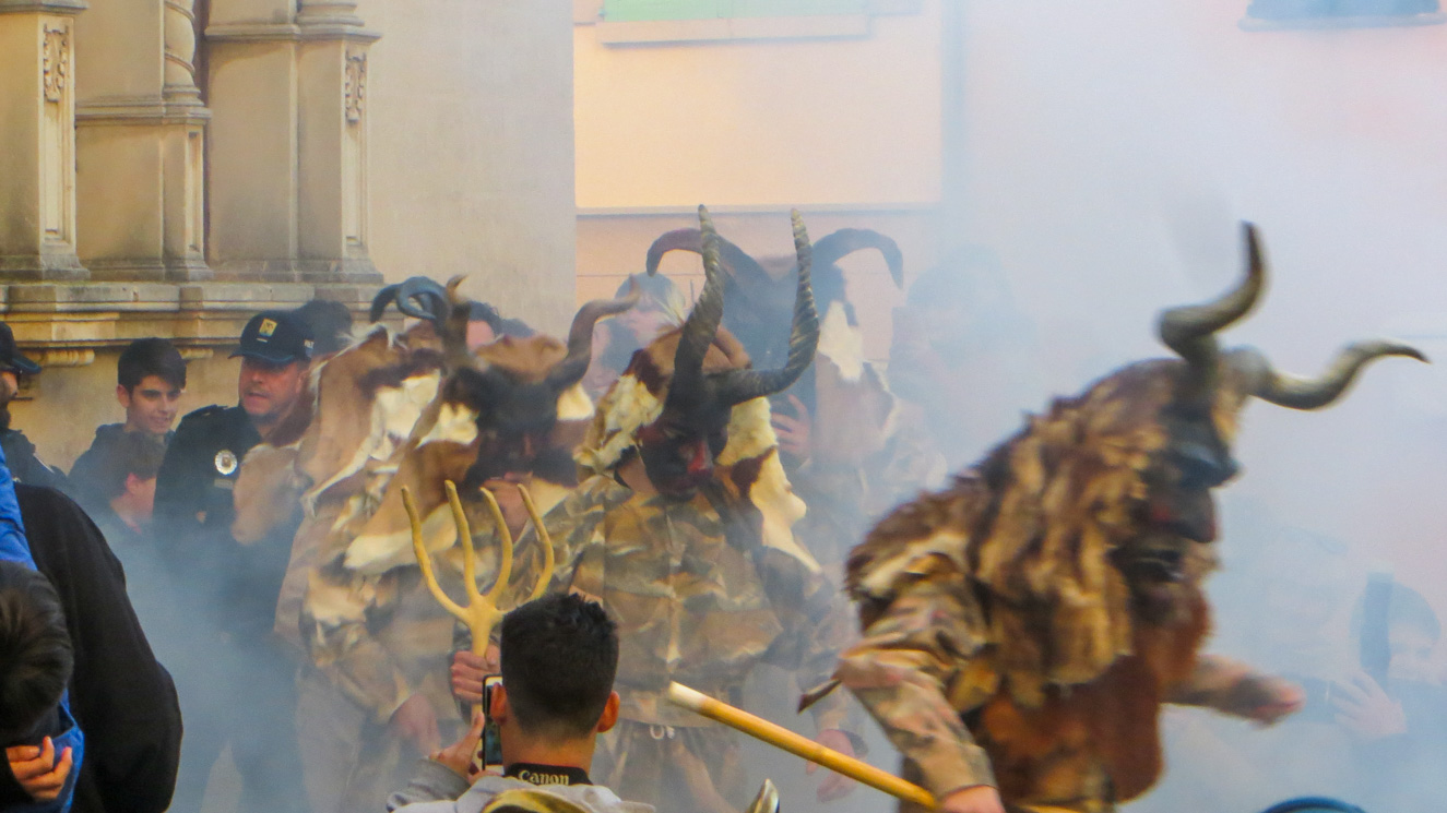 Demonerna dansar ut ur stadshuset i Alcudia.