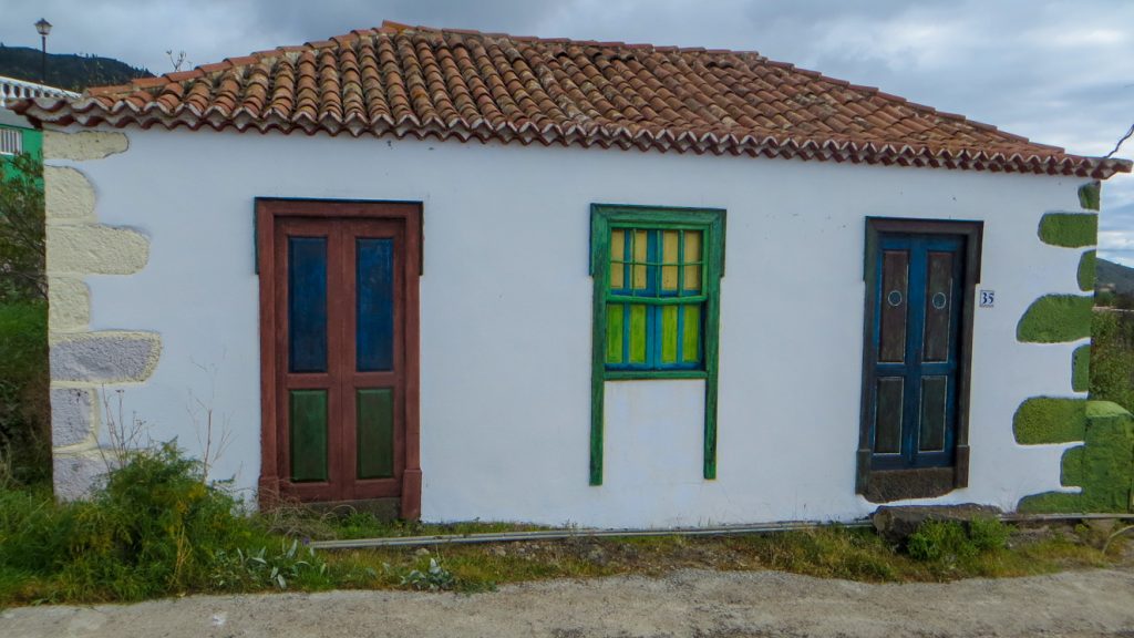 Vitt hus med gröna fönsterluckor på La Palma