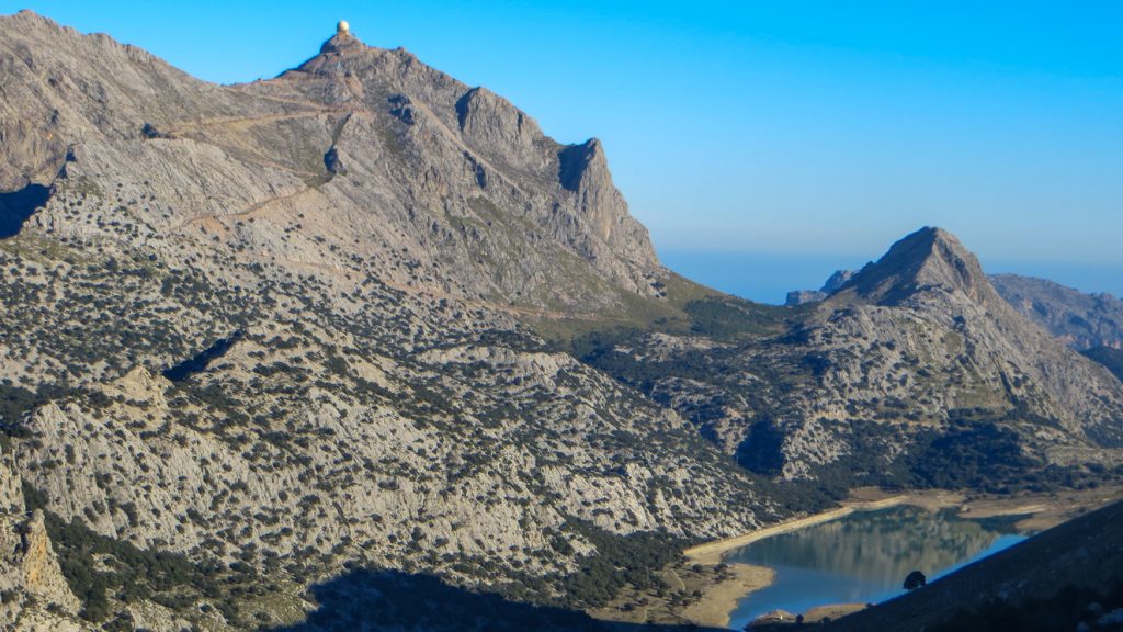 Utsikt mot Puig Major, Mallorcas högsta berg, och Cuberdammen. 