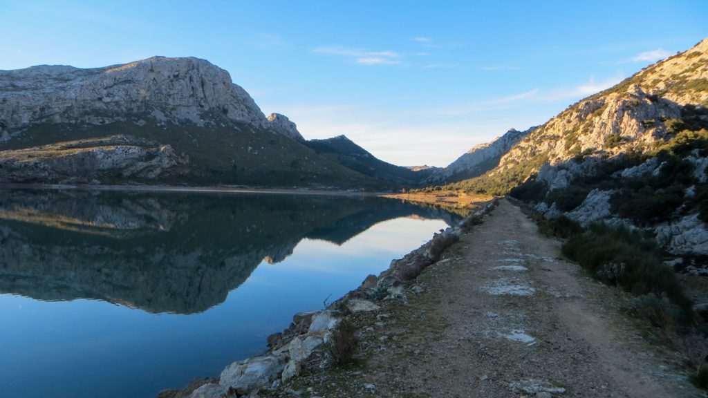 Cuberdammen , Puig de l'Ofre och andra berg.