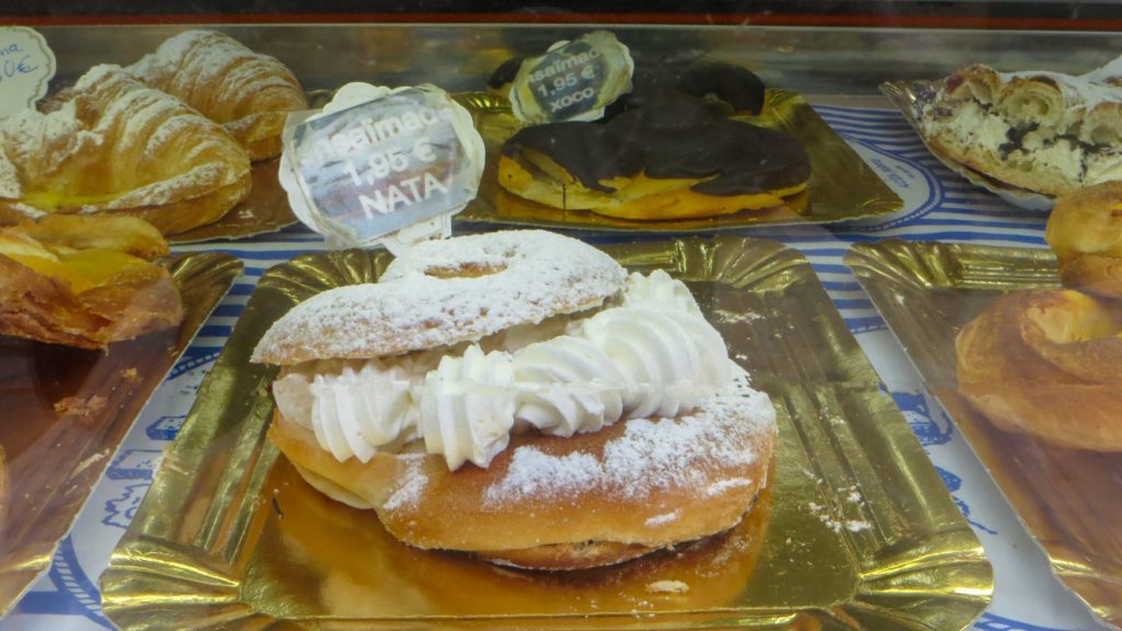 Ensaimada med grädde.