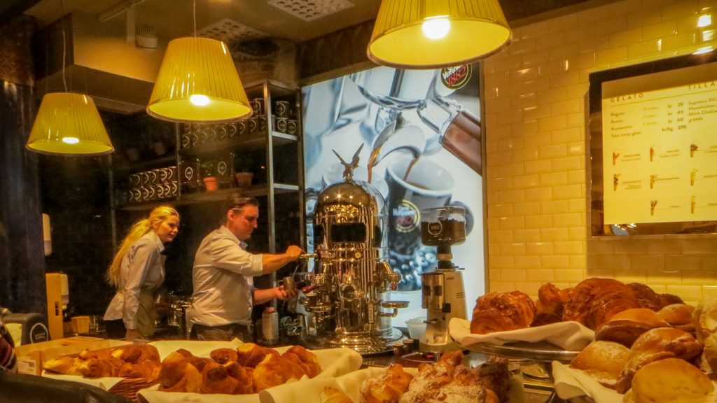Barista gör kaffe på Eataly.
