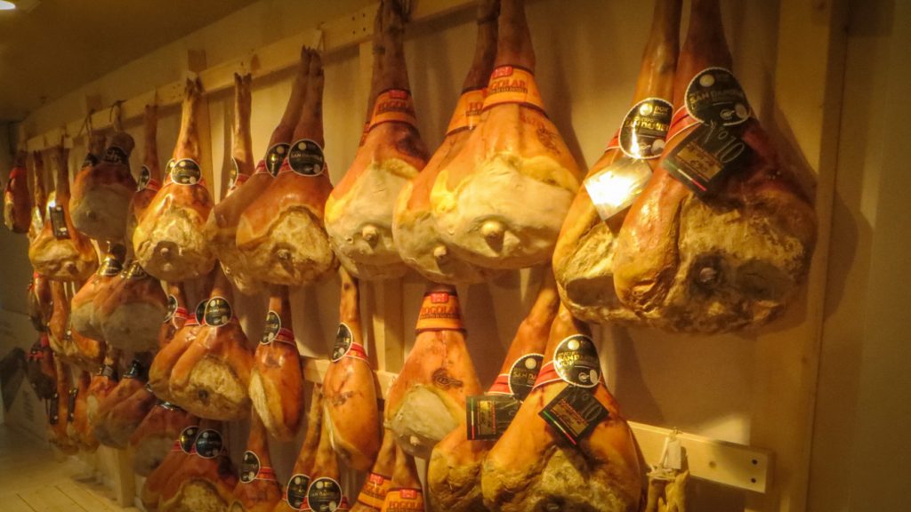 Parmaskinkor på rad.