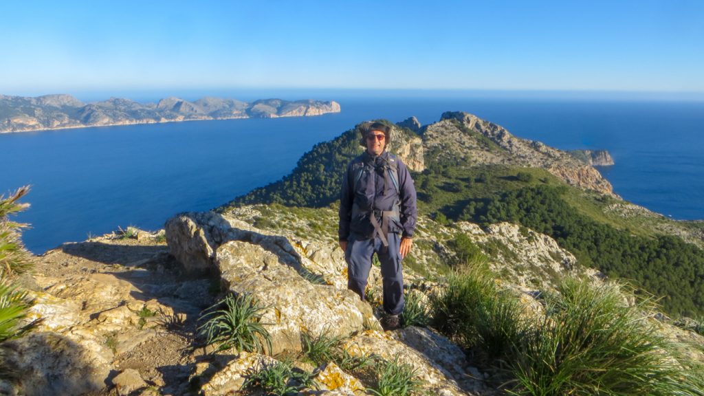 Utsikt från toppen av Talaia d'Alcudia över hav och berg,