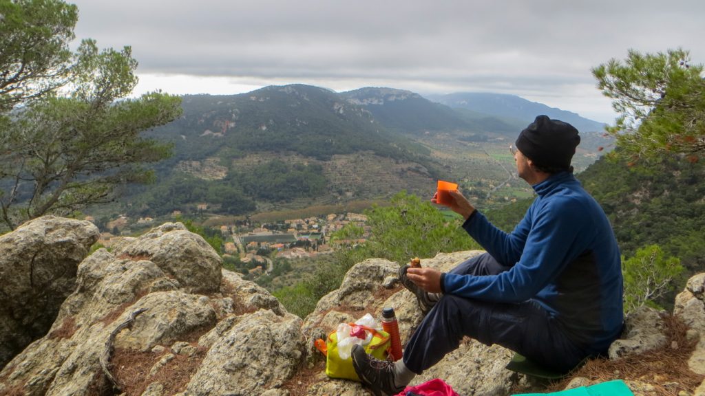 Kaffepaus på sten med utsikt över berg och Valldemossa.