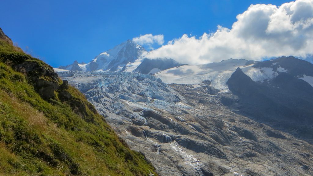Snöklädda berg och en glaciär utanför Chamonix