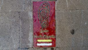 Vandringsmarkering i gatan i Lanjaron