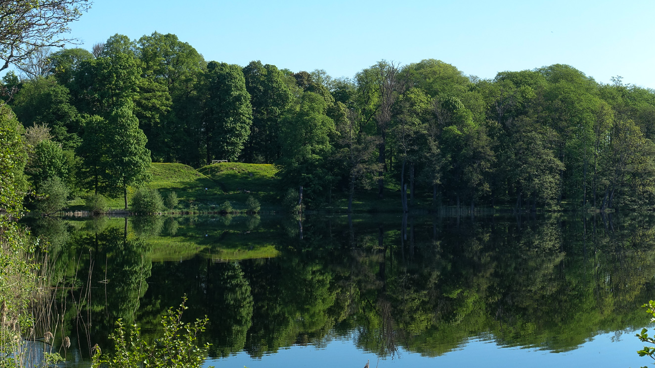 Trädgårdssjön och Höjentorps slottsruin