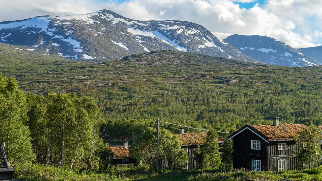 Bortistu längst in i en dal omgivet av fjäll