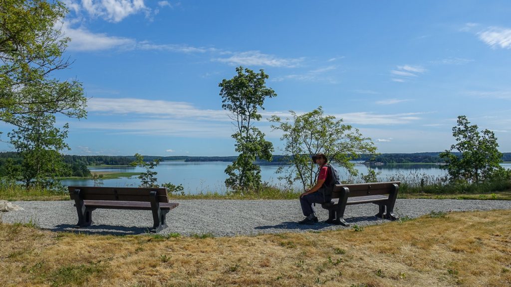 Paus med Östersjöutsikt bredvid Ytterjärna kyrka