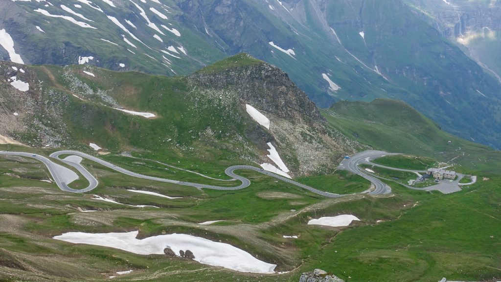 Utsikt över kurvorna från Edelweisspitze