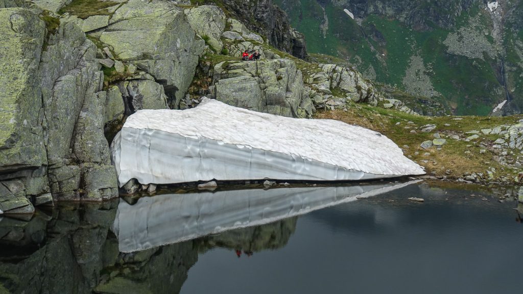 Snö och sjö i bergen