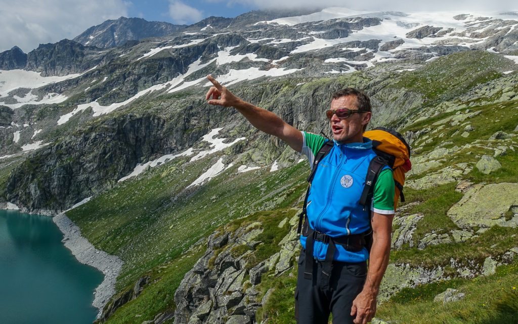 Bergsguiden Christian pekar ut toppen vi ska till.