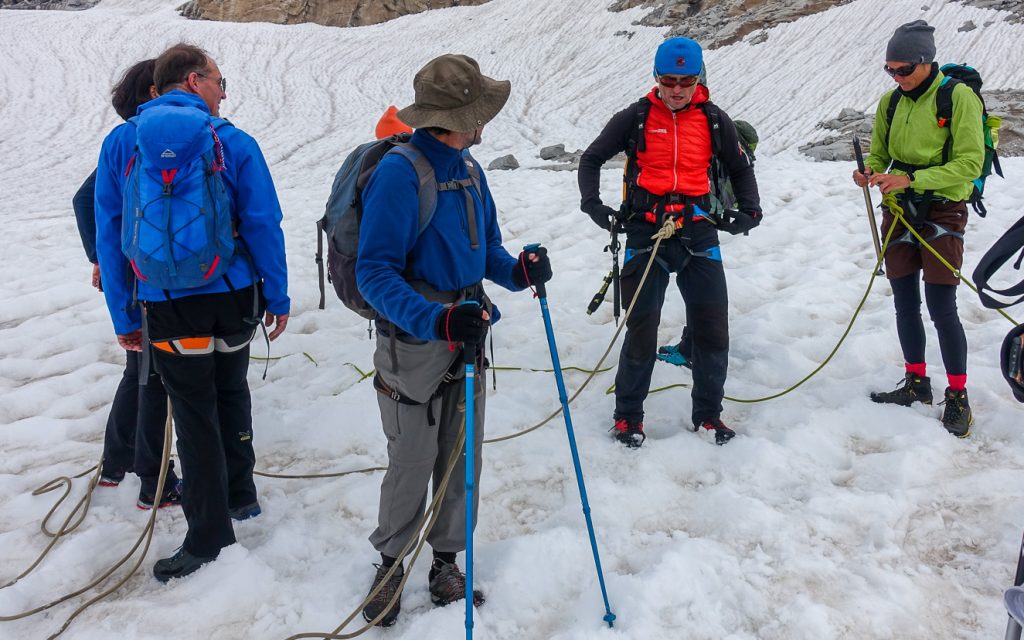 Utrustningen kontrolleras inför glaciärvandringen