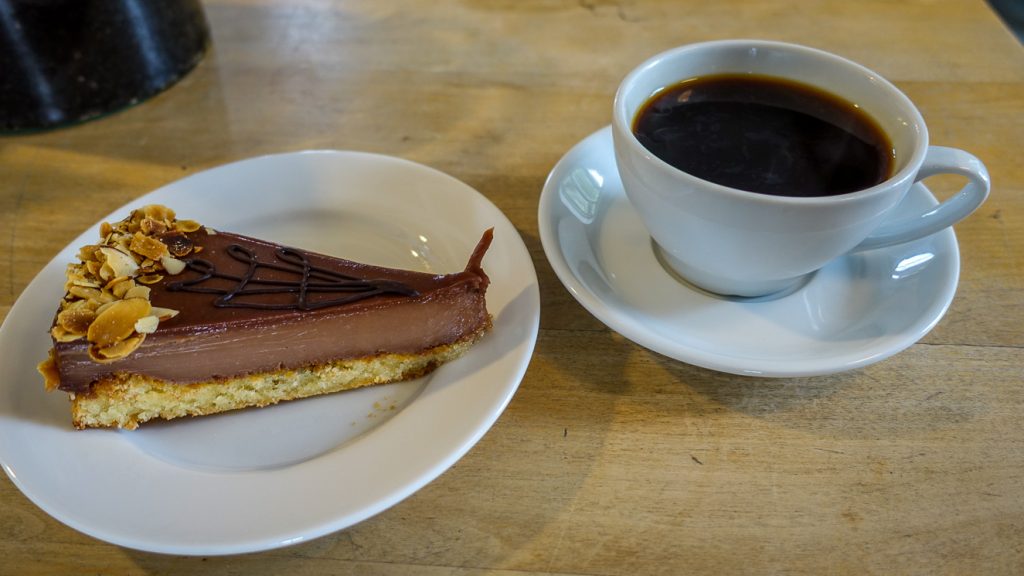 Kolatårta och kaffe