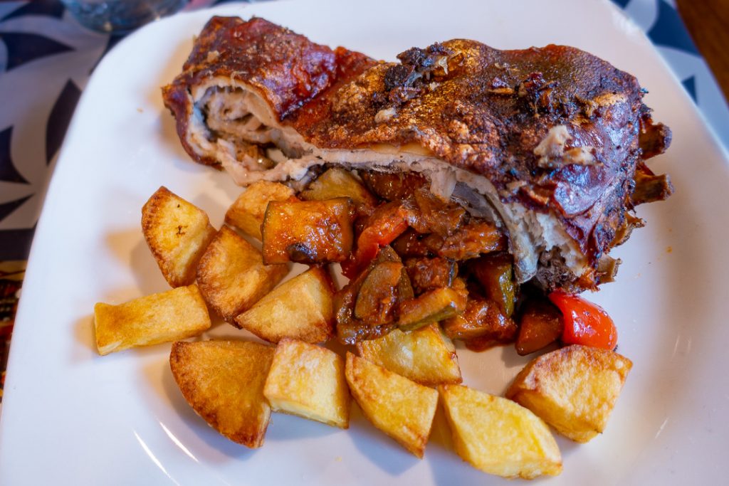Spädgris och friterad potatis.