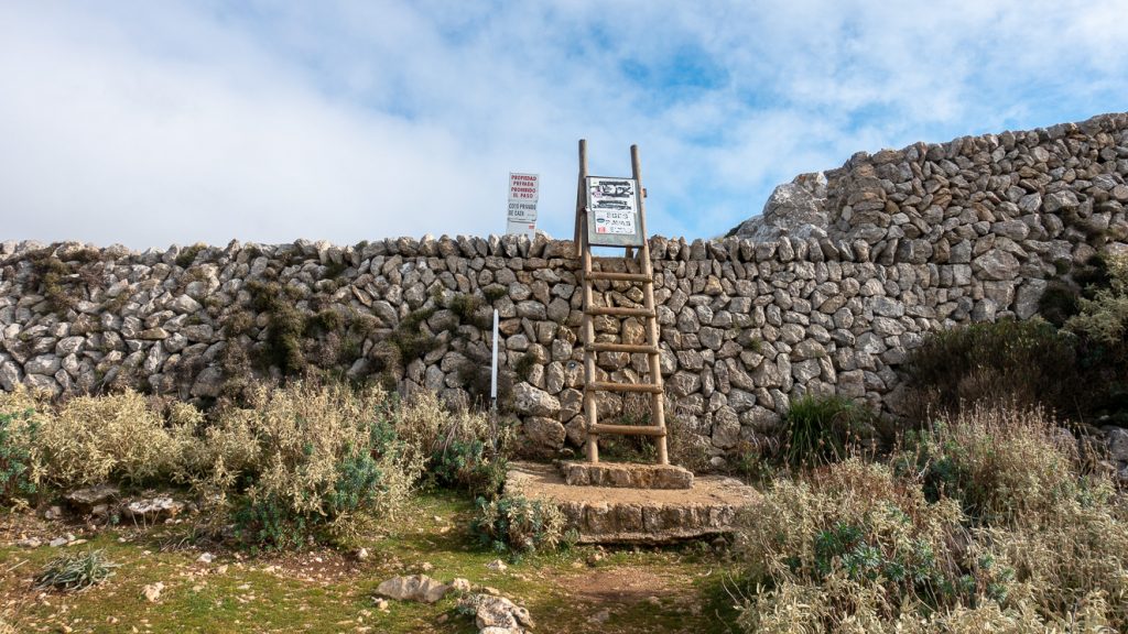 Spärrad vandringsväg och mur