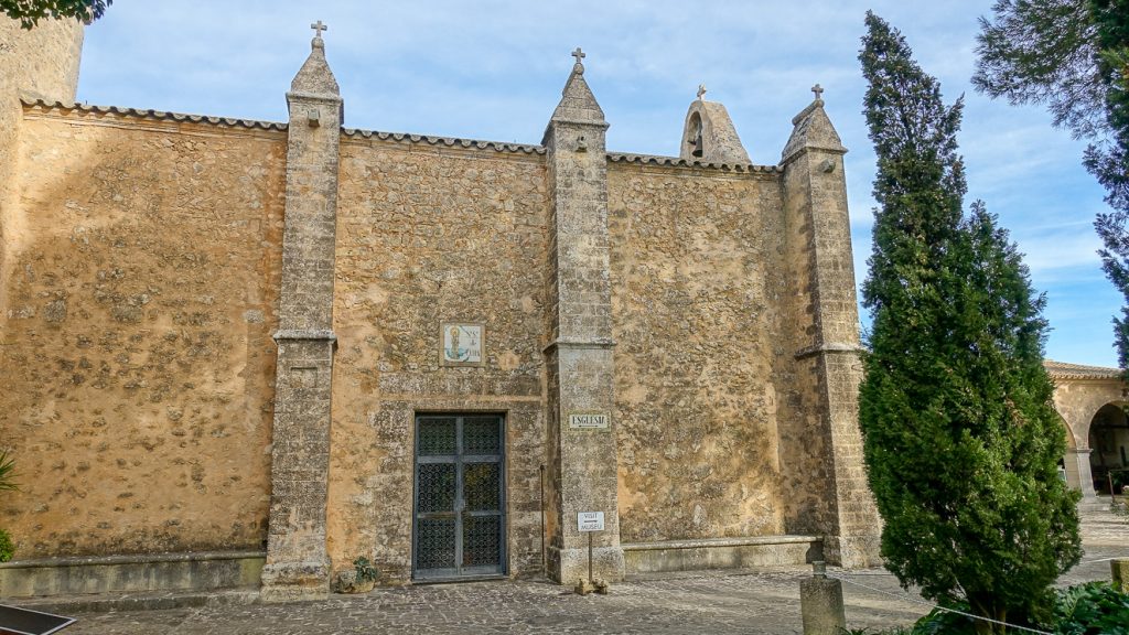 Kyrkan vid klostret på Cura