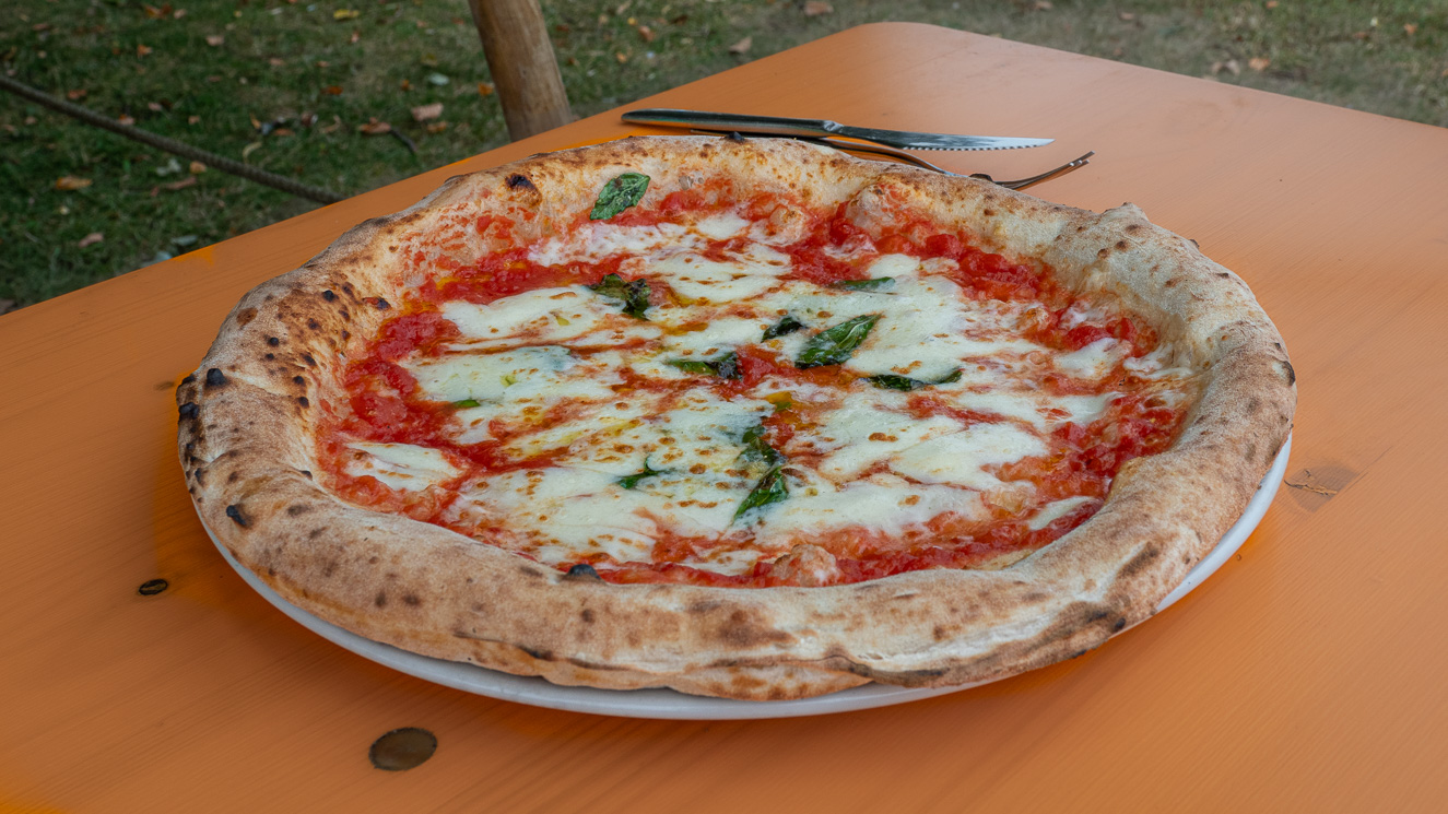 Smakar på “Sveriges bästa pizza” i Falkenberg - På Upptäcktsfärd